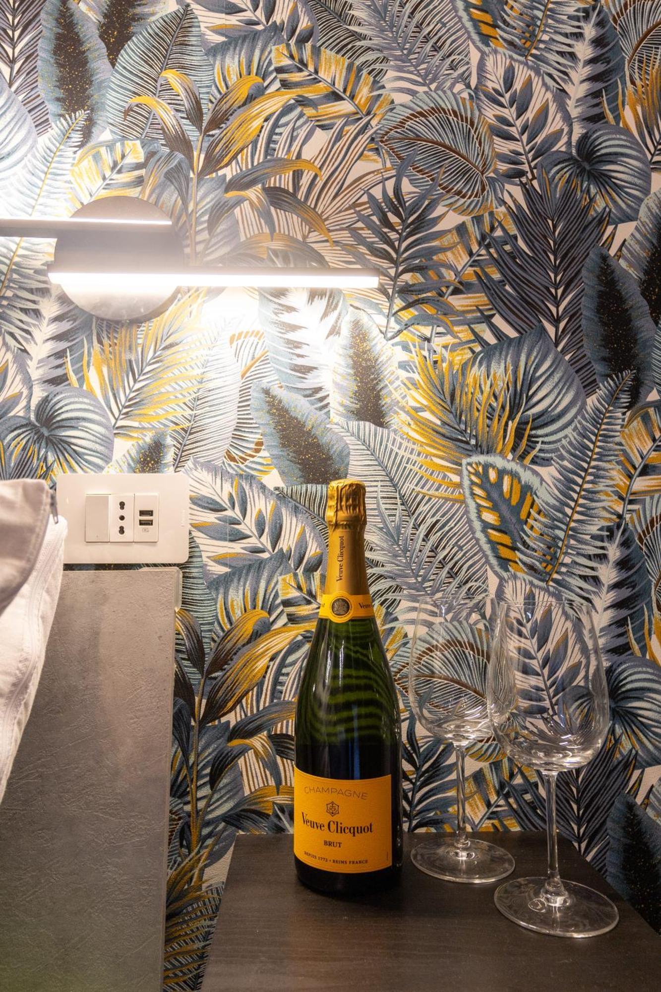 Urban Chic Luxury Suite Apartments Roma Esterno foto